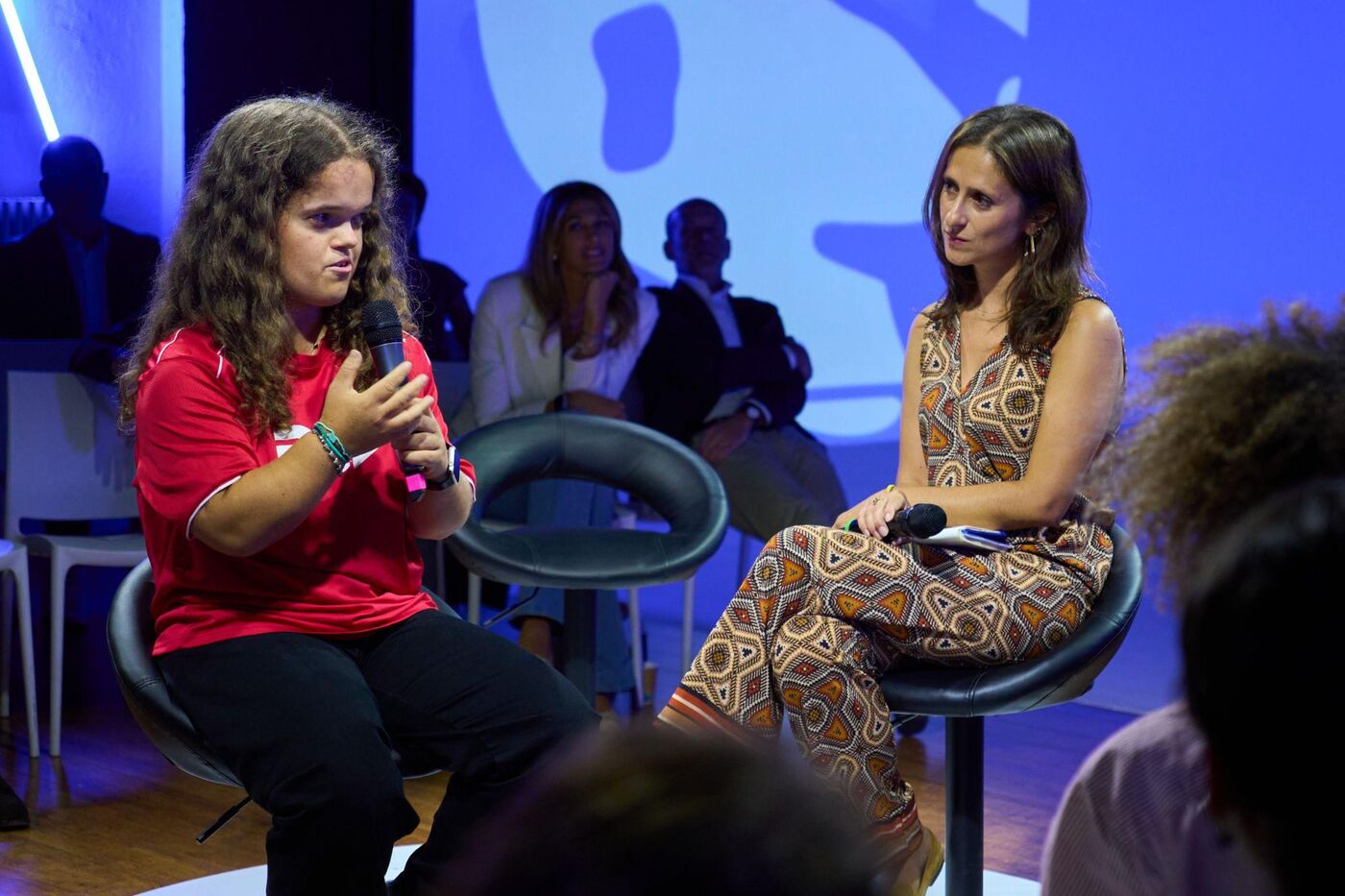 Giovane atleta intervistata sul palco
