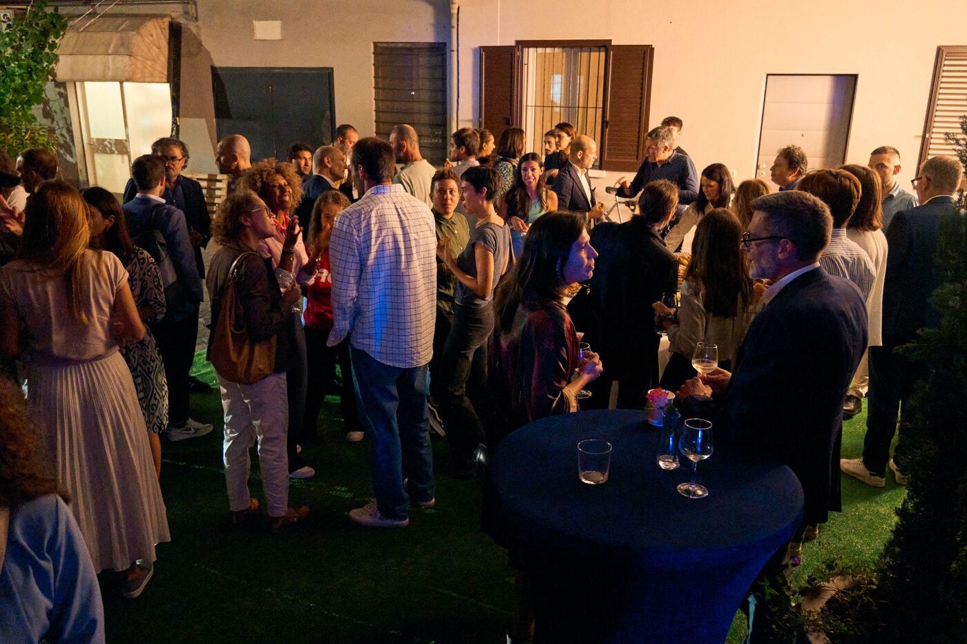 Momento di networking nel cortile di Factory NoLo