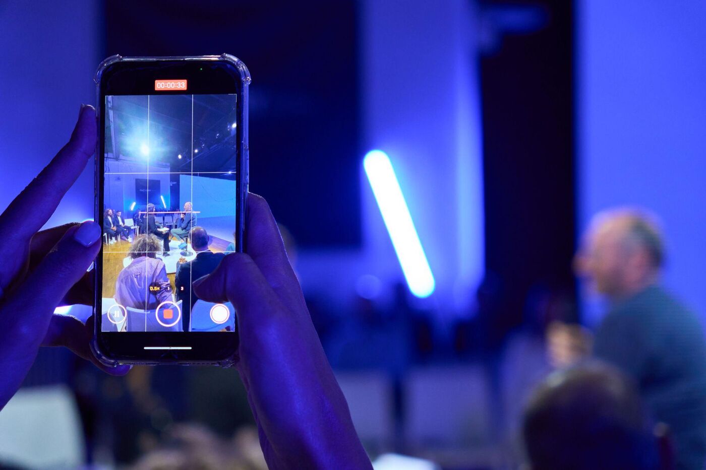 Partecipante riprende con lo smartphone il talk sul palco